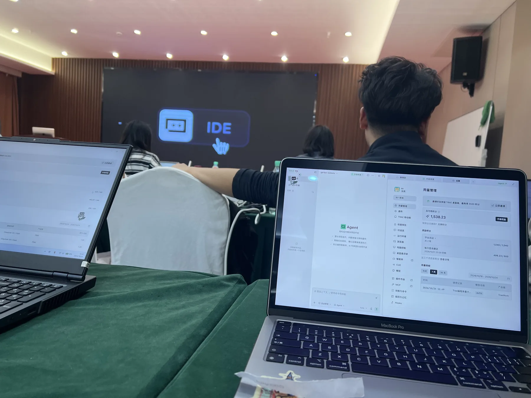 13:30,签到之后,桌上先亮起来的是一排电脑。